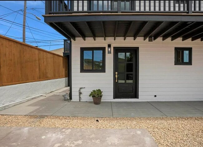 Building Photo - Unit on Swift