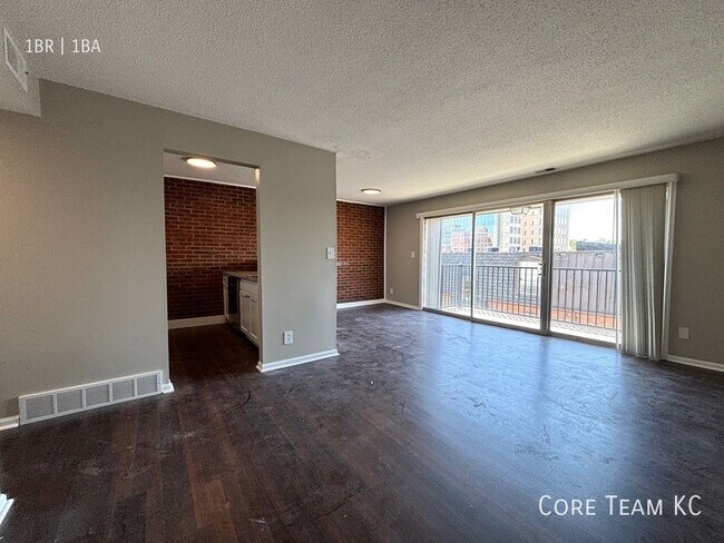 Building Photo - Renovated 1 Bedroom on Plaza with Balcony!