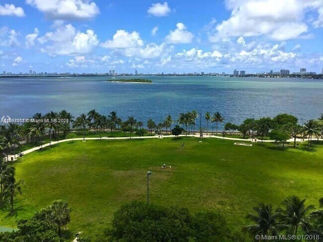 Foto del edificio - 1900 N Bayshore Dr