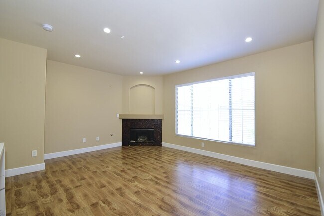 Building Photo - 1Attached Car Garage | 2Bed | 2Bath