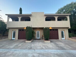 Building Photo - 390 Fairway Oaks Dr