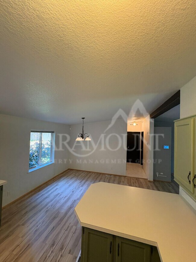 Foto del edificio - Spacious 3 Bedroom 2 Bathroom with yard space!