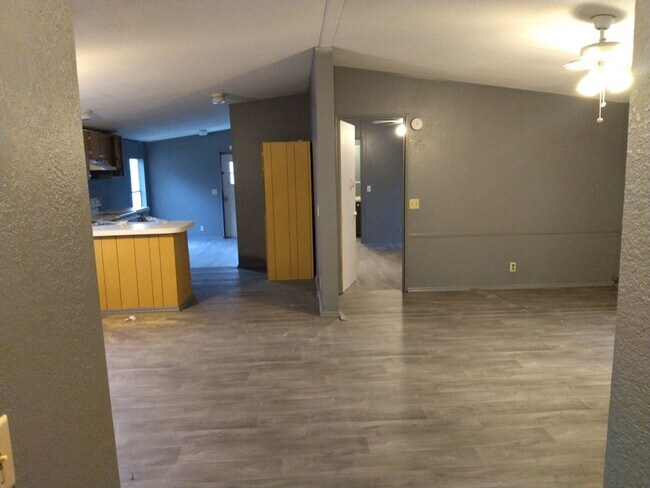 Building Photo - 15474 Mapletree Dr