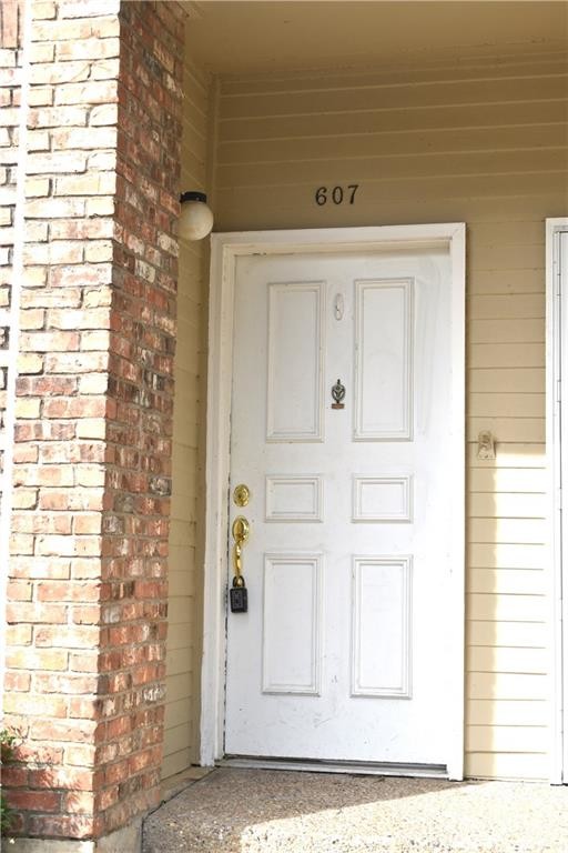 Building Photo - 3550 Country Square Dr