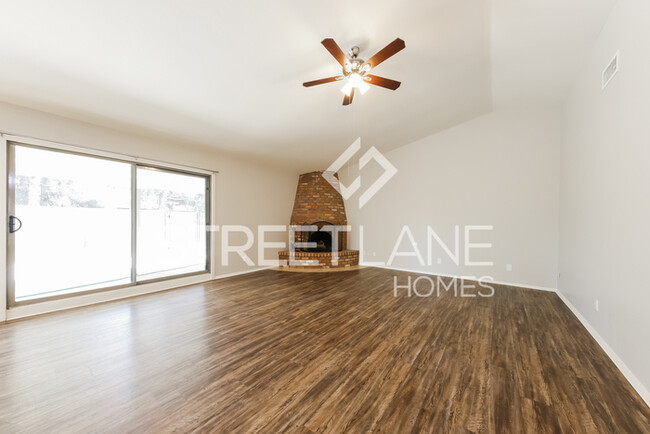 Building Photo - Pool Home - 3 Bedroom/2 Bath