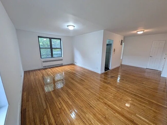Foto del edificio - 64-00 Saunders St