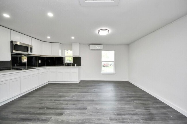 Foto del edificio - 7640 Broadview Dr