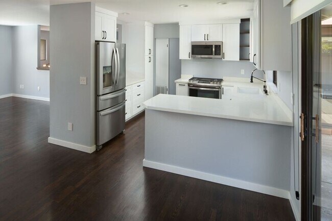 Building Photo - 42 Oakcrest Dr