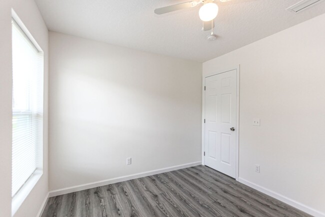 Building Photo - Gorgeous,  4 Bedroom, 2 Bathroom Home in P...