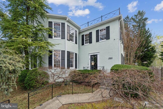 Building Photo - 5305 Saratoga Ave