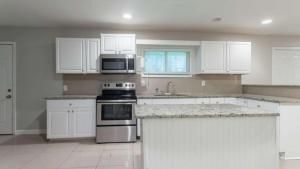 Building Photo - 3409 Hyland Dr