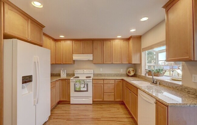 Foto del edificio - Comfortable 3BR/2BA Home in Kent – Fenced Backyard & Deck