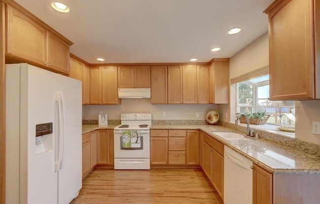 Building Photo - Comfortable 3BR/2BA Home in Kent – Fenced Backyard & Deck