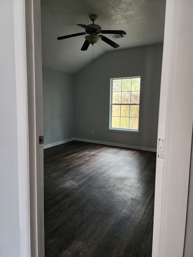 Building Photo - 13802 Hooper Rd