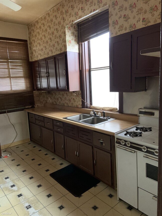 Building Photo - 2 br, 1 bath Flat - 3409 N Bosworth Ave