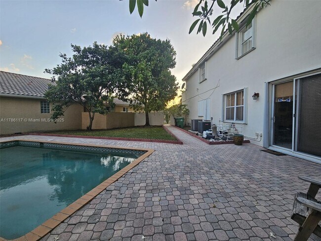 Foto del edificio - 4653 NW 94th Pl