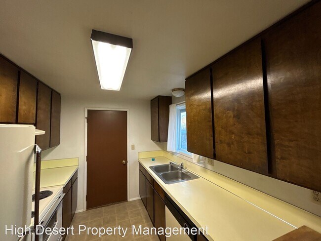 Building Photo - 2 br, 1 bath House - 185 NE Oak St.
