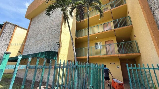 Foto del edificio - 606 W 81st St
