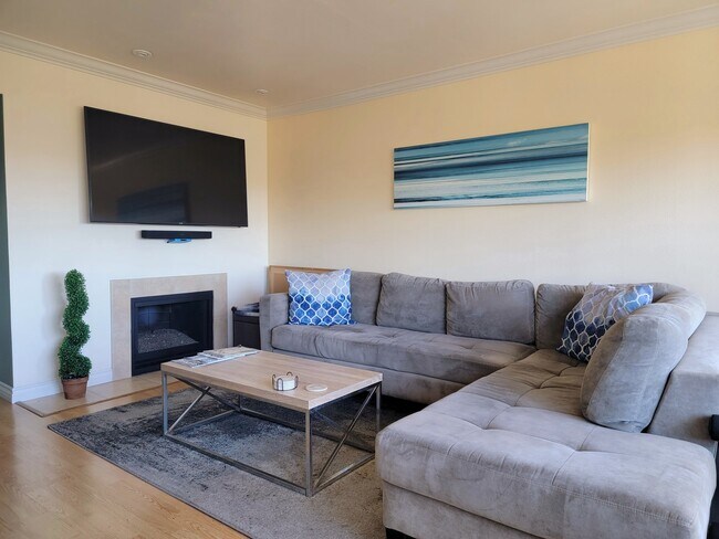 Foto del edificio - 2406 B Street, Unit 2C