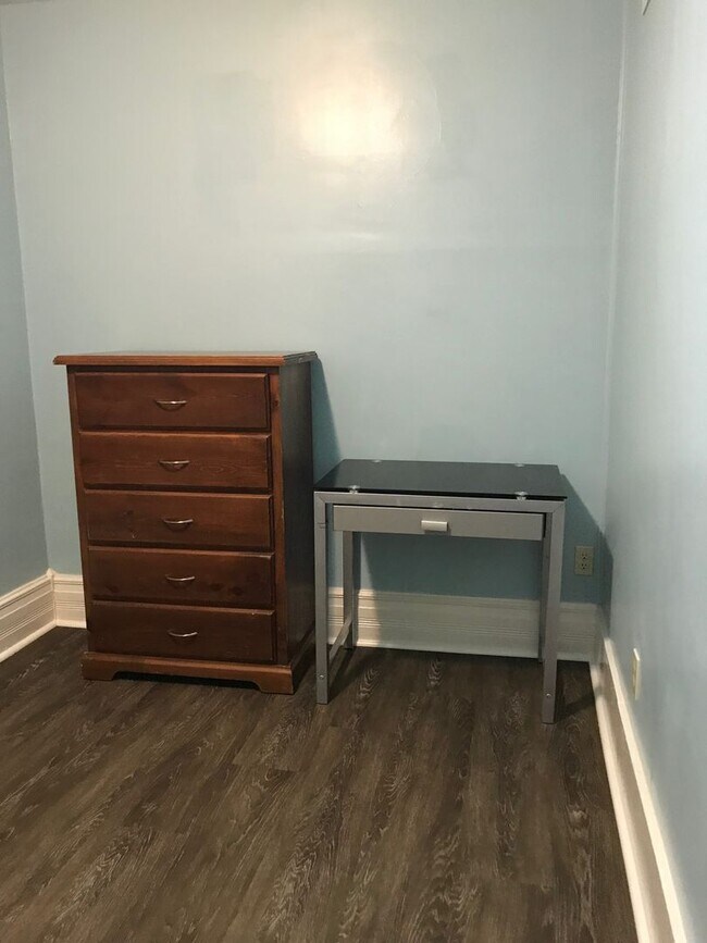 Foto del edificio - 6 Bedroom 2 Bathroom Home Available NOW fo...