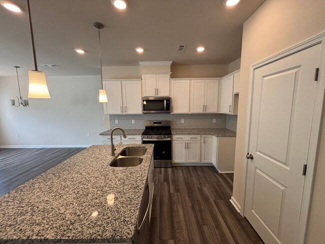 Building Photo - 837 Falls Grove Trl