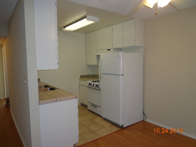 Building Photo - 755 N Sweetzer Ave