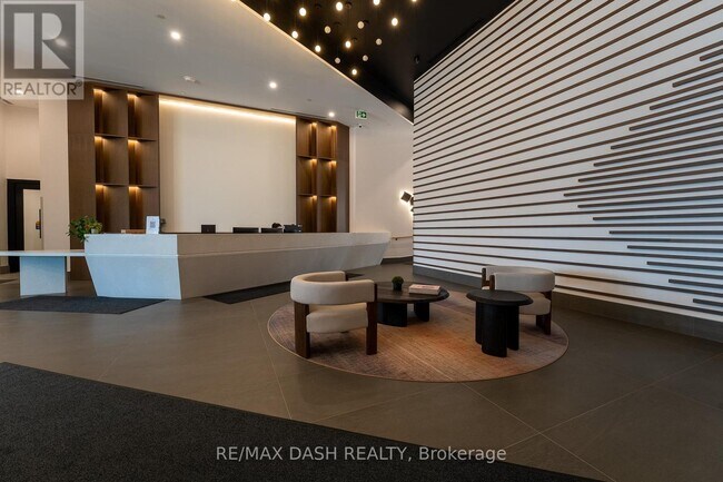 Photo du bâtiment - 1037 The Queensway