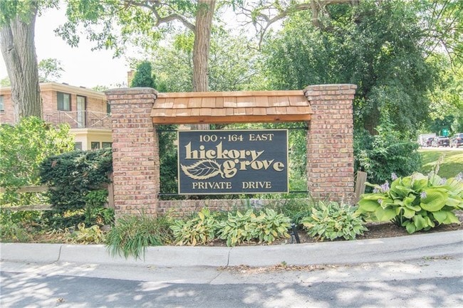 Building Photo - 136 E Hickory Grove Rd