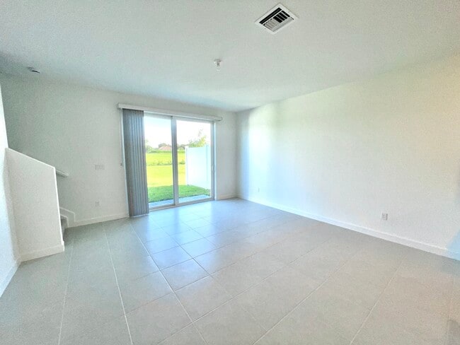 Building Photo - 850 SE grovebush Ln