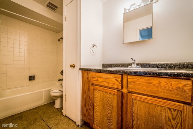 Building Photo - 2 br, 1 bath Apartment - 1677 State St
