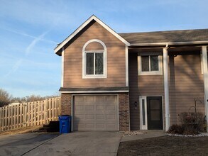 Building Photo - 16 NW Lakeview Blvd