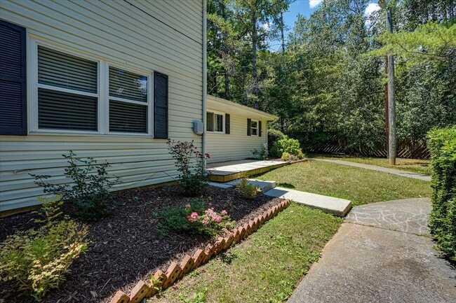 Building Photo - 2 bedroom Red Bank Townhome