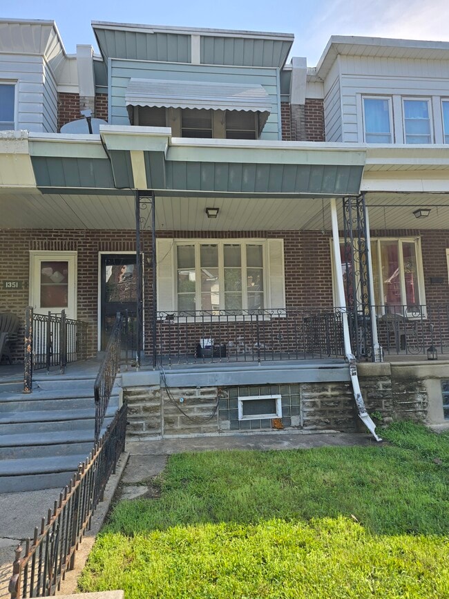 Photo - 1353 Dyre St House