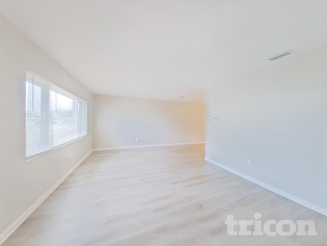 Building Photo - 2020 Magnolia Dr