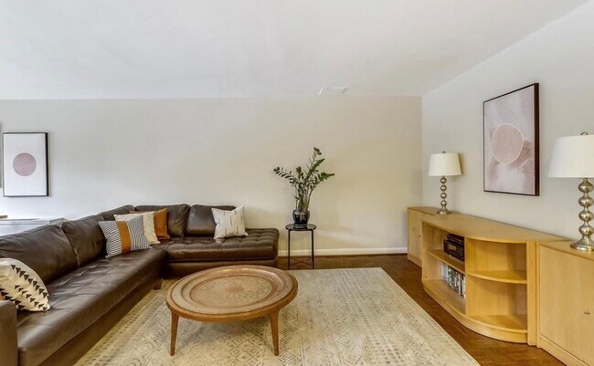 Foto del edificio - 4720 Chevy Chase Dr