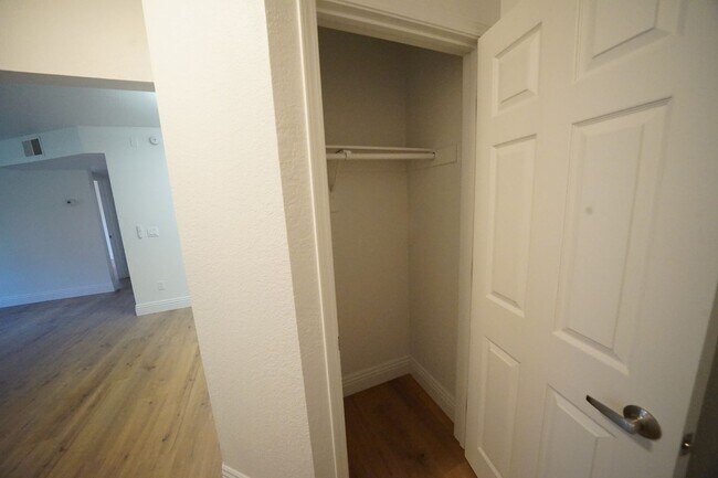 Foto del edificio - SHOWINGS AVAILABLE NOW