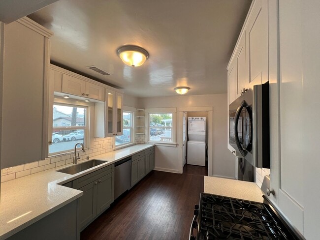 Building Photo - Great 2B/2BA House with Upgraded Kitchen/B...