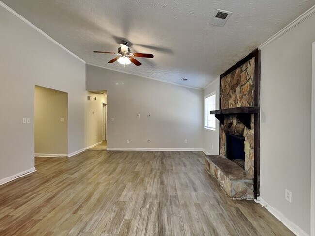 Building Photo - Move-in and receive $1,645 off rent!