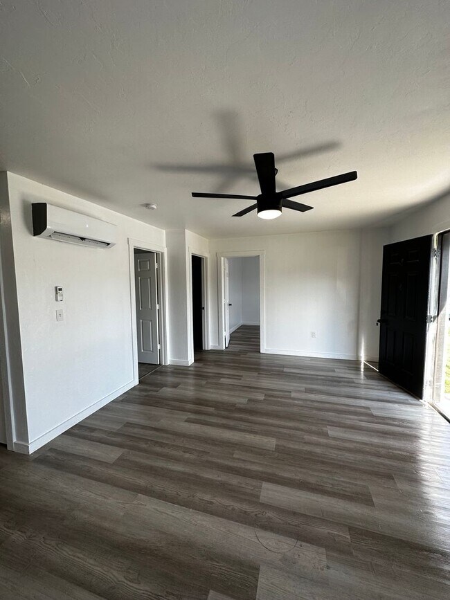Building Photo - 2 bed 1 bath duplex