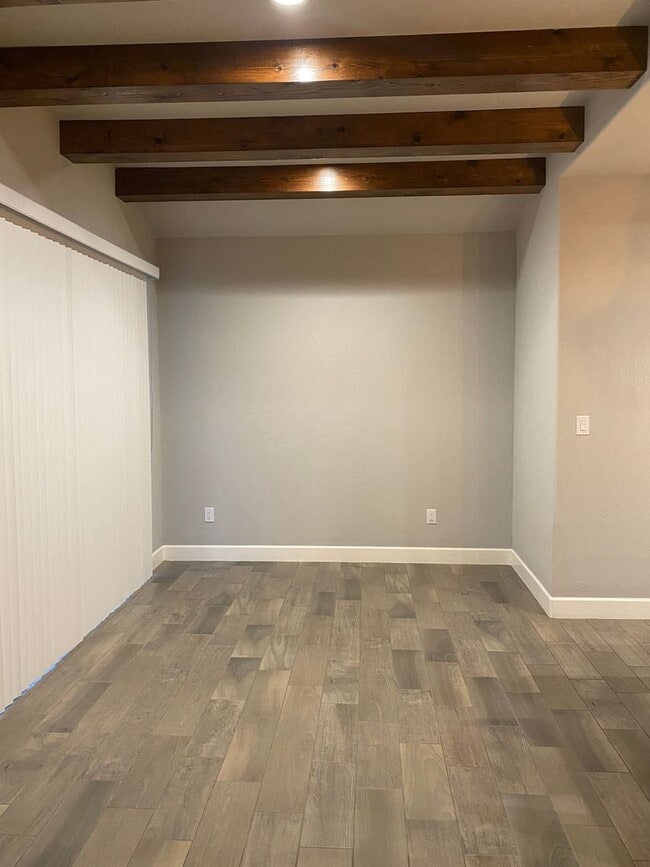 Building Photo - Pet friendly home with stainless steel app...