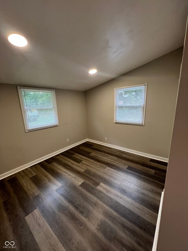 Foto del edificio - 7171 E 48th St
