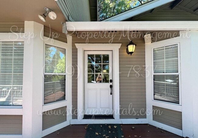 Building Photo - Charming 3-Bedroom Retreat in Gated Grovel...