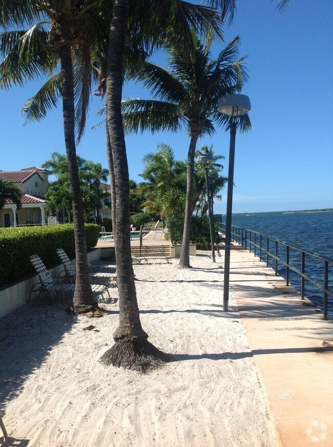 Building Photo - 1040 Lake Shore Dr