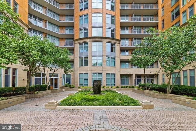 Foto del edificio - 8220 Crestwood Heights Dr