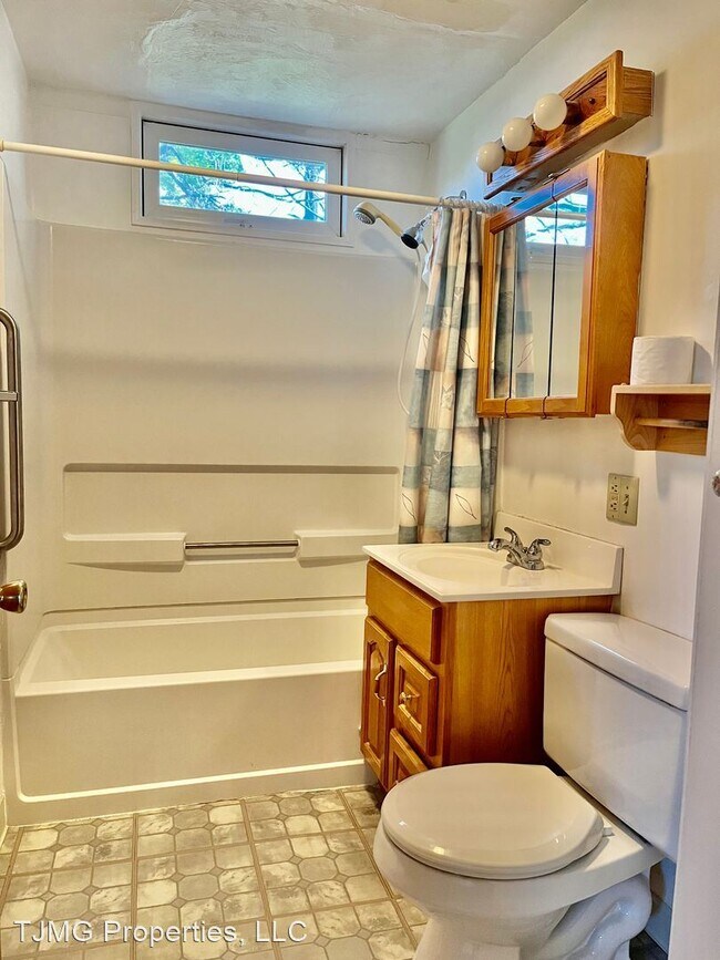 Foto del edificio - 4 br, 1 bath House - 8 Jay Lane