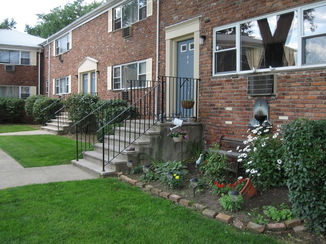 Building Photo - Colonial Heights