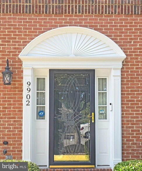Foto del edificio - 9902 Woodview Dr