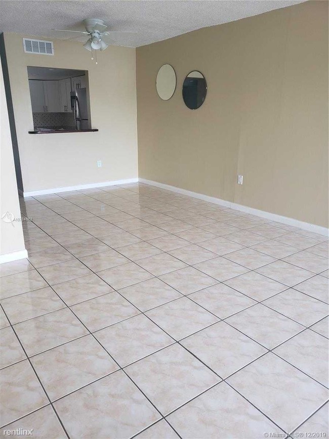 Building Photo - 9363 Fontainebleau Blvd