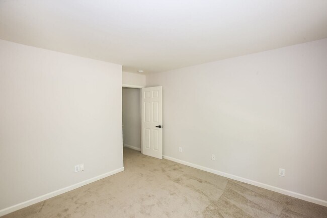 Foto del edificio - 2 Bedroom, 3 Bathroom Townhouse near Lake ...