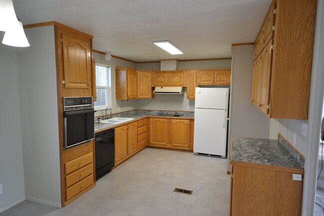 Building Photo - 566 SW Paiute St